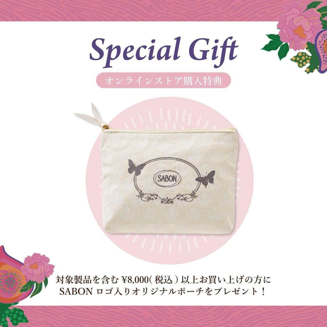 SABON Japanさんのインスタグラム写真 - (SABON JapanInstagram)「【本日発売！ピオニー・フィグコレクション✨】  もぎたてのいちじくと優美なピオニーが奏でる、 地中海のフルーティハーモニーの香りが限定発売✨  ＝＝＝＝＝＝＝＝＝＝＝＝＝＝＝＝＝＝＝＝＝＝＝＝ Special Gift🎁 ピオニー・フィグ製品、 3in1マスク&スクラブ ピュリファイングもしくは マンゴー・キウイ製品を含む ¥8,000(税込)以上お買い上げの方にSABONロゴ入り オリジナルポーチををプレゼント！  ※公式オンラインストア購入特典となります。 ※なくなり次第終了です。  ＝＝＝＝＝＝＝＝＝＝＝＝＝＝＝＝＝＝＝＝＝＝＝＝＝＝＝  《Fragrance🌹》 もぎたてのいちじくとザクロの 甘く柔らかな果実感がピオニーの 華やかな優美さとブレンドされた 上品なフルーティ フローラル。  花々と果実の香りを纏いながら、 柔らかくしなやかな肌へ導きます 🛁  ピオニーといちじくの時を超えた不思議な出合い。 柔らかな香りに包まれて、 心穏やかに自然の神秘を味わう時間旅行へ👜  #sabon#サボン#sabonピオニーフィグ#いちじく#バカンス#ピオニーフィグ#ピオニー#フィグ#旅行#夏休み#魅惑的#フルーツ# #サボンの香り#SABONの香り#夏の香り#夏コスメ#ボディスクラブ#シャワーオイル#ボディスクラブ#ボディミルク #ボディジュレ #ボディローション#新発売#発売」7月13日 21時15分 - sabon_japan