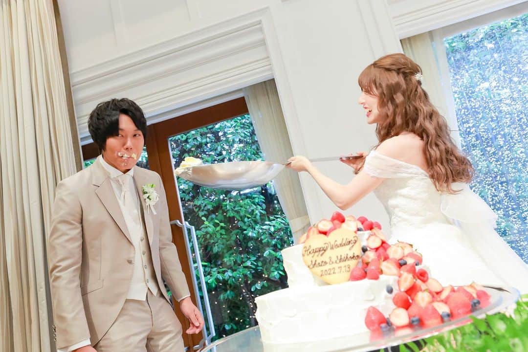 しほこのインスタグラム：「❤︎* ⁡ ⁡ 結婚式をしてから1年🕊🤍 ⁡ ⁡ 本当に素敵な時間だったな〜🥰 準備がなければまたやりたい！笑 みんなにも会いたいな〜🌼🌼🌼 ⁡ ⁡ ⁡ #結婚式 #結婚1周年 #結婚 #結婚記念日 #ウェディング #wedding #weddingparty #anniversary #アニヴェルセル #anniversaire #ウェディングケーキ #weddingcake #cake @anniversaire #20220713 #20230713」