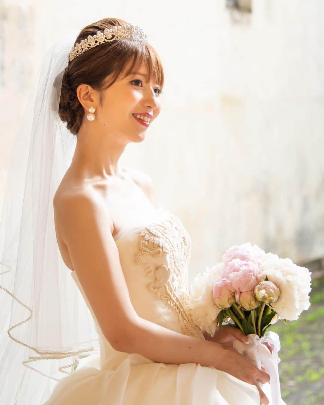 まぁむさんのインスタグラム写真 - (まぁむInstagram)「♡  結婚式やパーティーなど終わって ひと段落したのですが、 お写真をせっかく撮ってもらって、 見せたくてしょうがないので何投稿かさせてください😭笑  当日は天気が怪しくて、式中は雨など降ったり止んだりしてたんですが  ヨーロッパでは雨の結婚式は縁起がいいらしいので結果よかったということで？！？？？！？？  撮影する頃には止んでくれて持ち堪えて良かったですほんとに！！！！！！  . . . .」7月13日 21時09分 - maamland