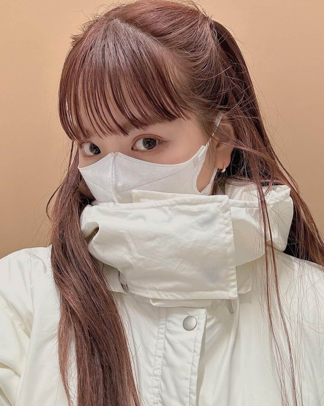 Momoのインスタグラム：「. オン眉にするとフルバングが 恋しくなってまた伸ばしてる😚😚 . .  . ✔️画像を保存してカウンセリングの 時にみせてください♡♡ .  イメージを変えたいけど短くするのも ブリーチをするのも勇気がいる🥺 . そんな方にも幅広くその方にあった提案 をさせて頂き一緒におしゃれを楽しみましょう♡ . ブリーチカラーは【ケアブリーチ】を 推奨しております♡ . ケアブリーチは従来よりも髪の毛への ダメージが94%cutされます！ . ブリーチなしのダブルカラーも 提案させて頂きますのでぜひご相談ください♡ . 12／3から 新店舗　GARD/ëN (ガーデン／エン) がopen♡♡ . 場所は表参道♡♡ 新しいこだわりのつまったお店で ぜひお会いできるのを楽しみに お待ちしております♡♡ . . ご予約はTOPからご予約サイト に飛べます✈︎♡(料金もそちらを参考に) . ご新規様も喜んでお待ちしております♡ . お電話.DMからも受け付けております♡ (DMは返信が遅くなる可能性が ございますのでそちらご了承下さい🙇‍♀️)  . .  〒150-0001 東京都渋谷区神宮前5-39-2 2F . TEL☎︎ 03-6712-5995 . 表参道駅から徒歩5分🚶🏼‍♀️(A1出口) ( 銀座線/千代田線/半蔵門線 ) . . 月 定休日 火・水　11:00〜20:00 木・金　12:00〜20:30 土　10:00〜19:00 日　10:00〜19:00 祝　10:00〜19:00 . . ぜひ、ご予約お待ちしてます♡♡ . codeアカウントはこちら   @__cd.momo____________ ♡ . ぜひフォローしてください♡ .」