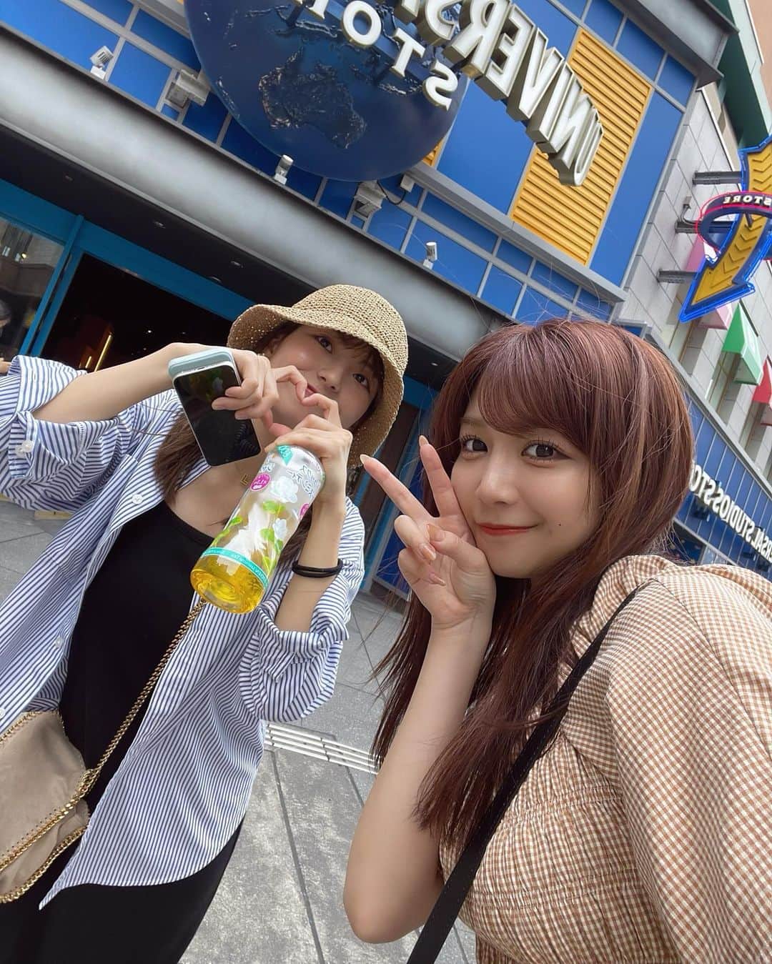 太田彩夏さんのインスタグラム写真 - (太田彩夏Instagram)「・ ユニバには入ってないけど、 ストア前で行ってきた風ショット📸  ユニバ目的で大阪に行ったんだけど、 強風と雨で断念。 近くのシェイクシャックでハンバーガー食べて、新喜劇みて焼肉いってサウナいって大阪を満喫しました。  #ユニバ #リベンジします  #大阪観光  #大阪旅行」7月13日 21時10分 - ayamelody0817