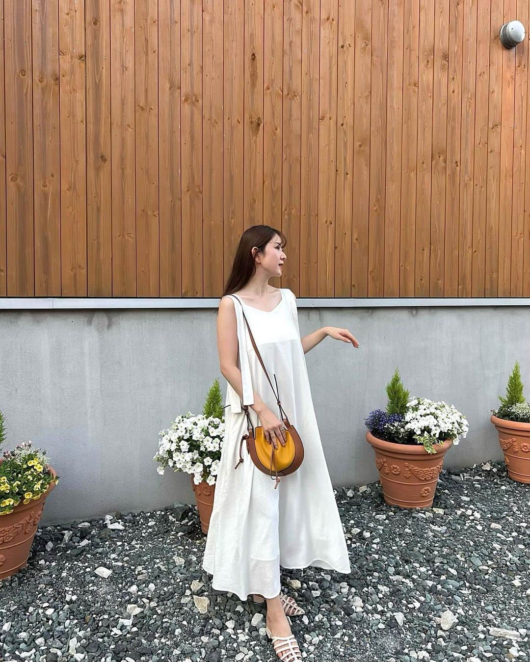 渡邉優のインスタグラム：「お気に入りの白いワンピース👗♡ 紐が垂れ下がっててかわいい。。  #coordinate #white  #白コーデ #ワンピース #ワンピースコーデ #夏コーデ #katrin #loewe」