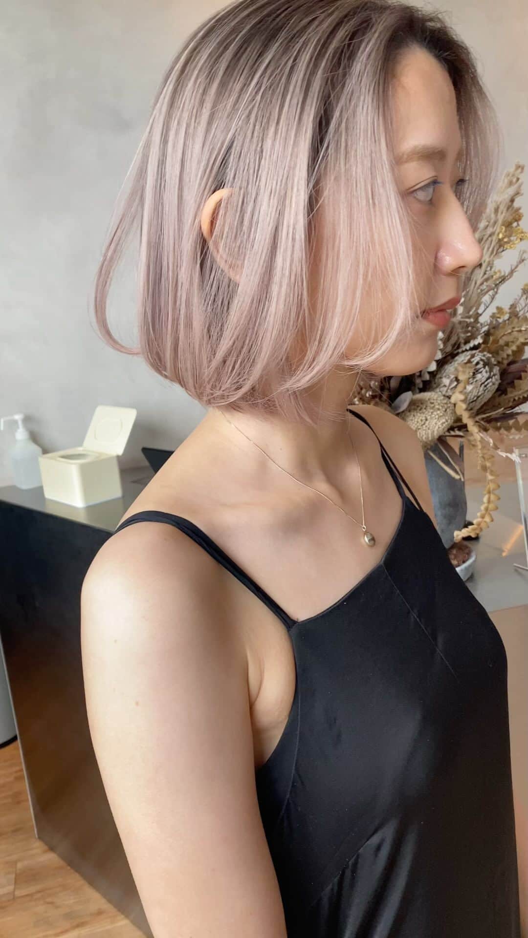 MORIZO カラースペシャリストのインスタグラム：「根元暗めフルブリーチ.. 程よい筋感がでます☺︎ 退色しても根元から金髪にならず、気になりにくいですよ」