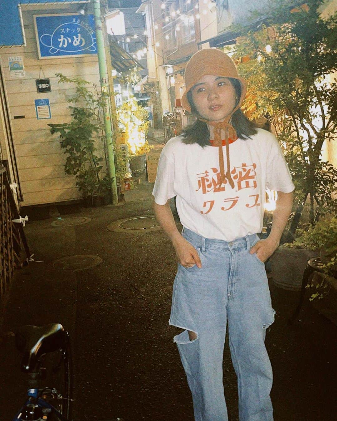田村芽実さんのインスタグラム写真 - (田村芽実Instagram)「カラオケスナックに入ってみたいけれど、勇気は出ないから、秘密クラブでいつの日か🎤  それにしてもTシャツが可愛くて、毎日のように着ているわ♡」7月13日 21時24分 - tamura_meimi