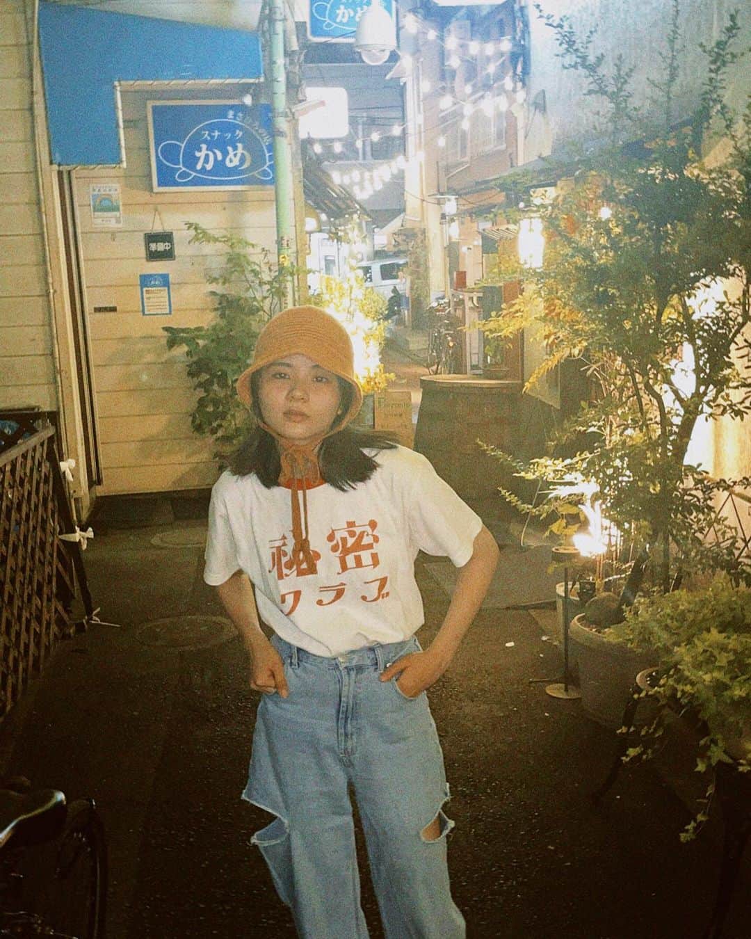 田村芽実のインスタグラム：「カラオケスナックに入ってみたいけれど、勇気は出ないから、秘密クラブでいつの日か🎤  それにしてもTシャツが可愛くて、毎日のように着ているわ♡」