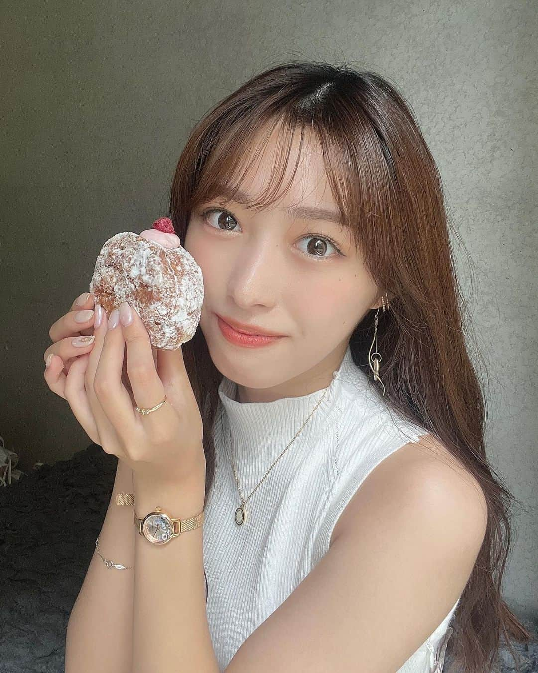 依田奈波のインスタグラム：「にんまり🍓  前に一度だけ食べた「I'm donut」 また食べたいと思っていたらお友達が朝から並んで買ってきてくれた🥲❤︎ ありがとう〜！  #中目黒 #中目黒グルメ #ドーナツ専門店 #ドーナツ屋さん #ドーナツ」