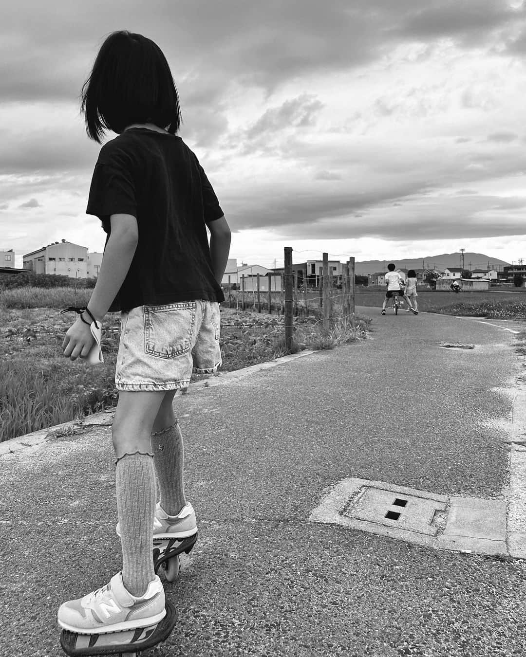 中野崇さんのインスタグラム写真 - (中野崇Instagram)「娘、散歩、田んぼ。 まだ付き合ってくれる。 あと何回いけるだろか。 覚えてくれてるだろか。」7月13日 21時22分 - tak.nakano