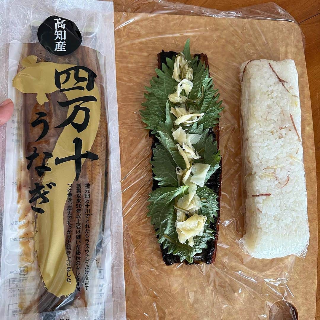 田中律子さんのインスタグラム写真 - (田中律子Instagram)「うなぎが食べたくなり… 大好きな魚耕　@uoko_ec  でポチリ☝️🐟  鰻重それとも、ひつまぶし、それとも🤤🤔って悩んで、どっちでもなく、うなぎの押し寿司🤍 暑いし、1人で1枚は食べれないなーと思い💦  うなぎは、軽くグリルでタレ付けながら焼いて🔥ご飯は、酢飯にしてミョウガとゴマを散らして混ぜて、うなぎと同じくらいの長さにラップで棒状にします🍚  焼いて冷ましたうなぎに、しそ、しょうがの酢漬けをのせて、ラップで巻いたご飯を、うなぎにドッキング🙌🏼それをまたラップでキュッとまいて、少し置いたら完成ーー👏🏼👏🏼👏🏼👏🏼👏🏼  めちゃくちゃ美味しかった❤️  夏の土用の丑の日は、7月30日だって✌🏼ちょい早く食べちゃったけど、まだ冷凍庫にストックしてあるから、また食べよっと🤤  みんなはうなぎ、どの食べ方が好き❓  #お取り寄せ  #おうちごはん  #うなぎ #魚耕  #お取り寄せ #うなぎの食べ方  #大好き」7月13日 21時22分 - ri2kotanaka