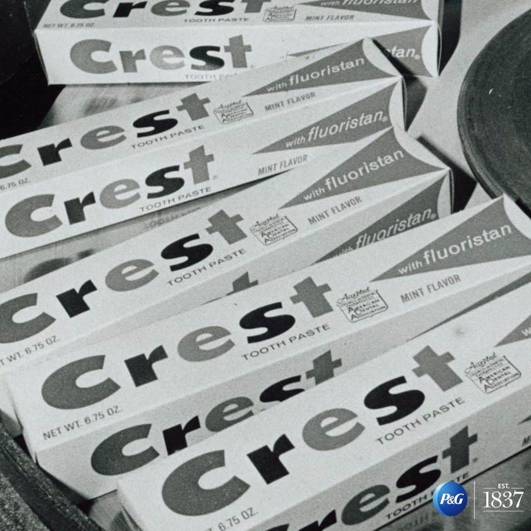 P&G（Procter & Gamble）のインスタグラム：「We’ve been keeping smiles healthy and beautiful since 1955. 😀✨ Here’s a #throwback to some new tubes of @Crest toothpaste coming off the production line in 1965. 🏭 Anyone remember this packaging design? #PGHeritage #pglifelab   Learn more about the history of our products in the link in bio.」
