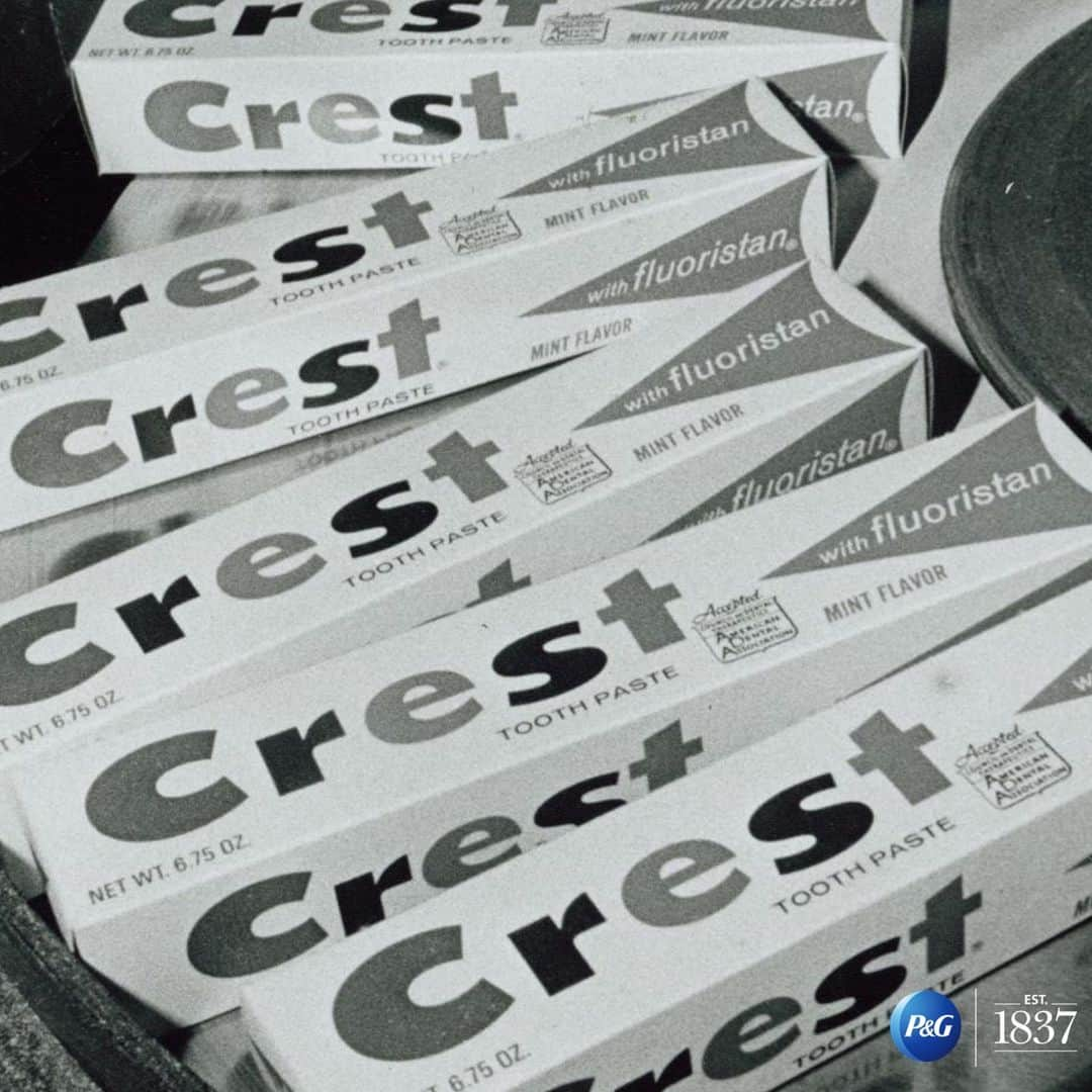 P&G（Procter & Gamble）さんのインスタグラム写真 - (P&G（Procter & Gamble）Instagram)「We’ve been keeping smiles healthy and beautiful since 1955. 😀✨ Here’s a #throwback to some new tubes of @Crest toothpaste coming off the production line in 1965. 🏭 Anyone remember this packaging design? #PGHeritage #pglifelab   Learn more about the history of our products in the link in bio.」7月13日 21時32分 - proctergamble