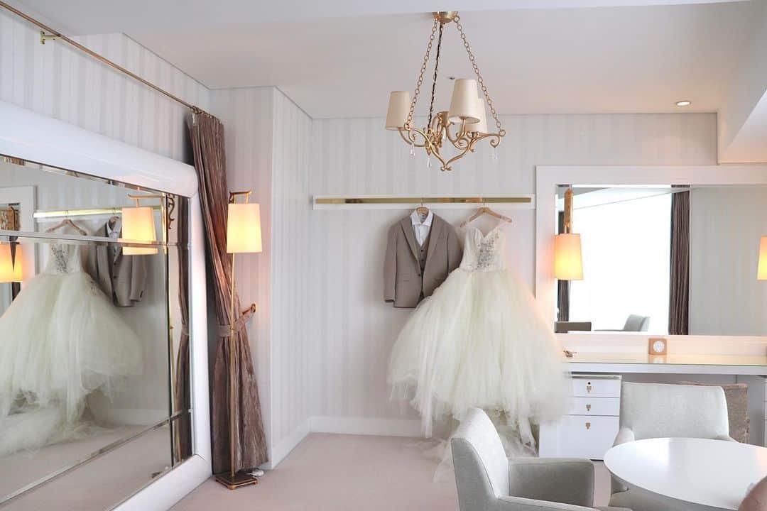 KANAKAのインスタグラム：「お部屋ステキすぎて、ドレスとタキシードの写真たくさん撮った📸  #harmonieembrassee #アルモニーアンブラッセ大阪 #アルモニーアンブラッセ #verawang #lisa #ヴェラウォン #ヴェラウォンリサ #ウェディングドレス #ホカンス #ウェディング前撮り #前撮り #ウェディングフォト #ホテル #大阪ホテル #タキシード #dress #入籍 #入籍日 #入籍日の過ごし方」