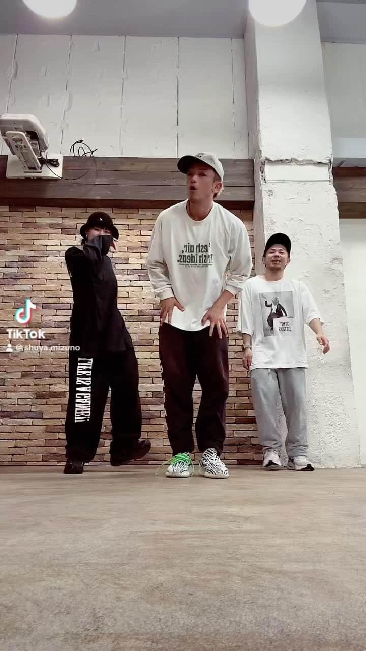 SHU-YAのインスタグラム：「DMしてた流れで集まった後輩達。 とはいえ2人とも立派な先生ですが。 また遊びましょ😂 #ダンスしたい人集まれ🙋🏻」