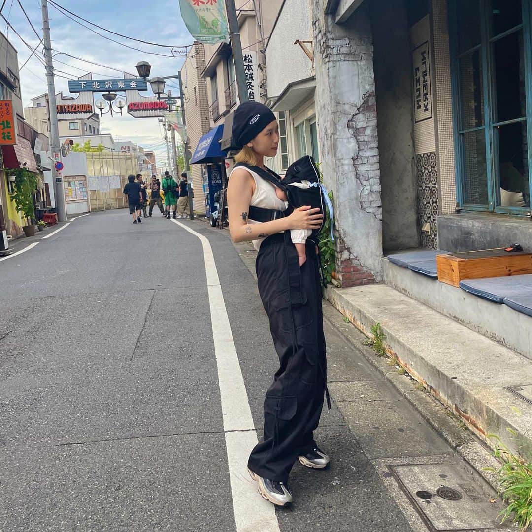 夏目花実さんのインスタグラム写真 - (夏目花実Instagram)「1ヶ月検診でした⭐️ めちゃくちゃ順調に成長してくれていて 褒められて帰ってきた娘Mちゃん👶 成長上手。天才だな！  2枚目は、ぷんたの散歩に行ってくれたミナトから送られてきた動画🤎 散歩0秒ぷんた🧸」7月13日 21時26分 - natsume_hanami