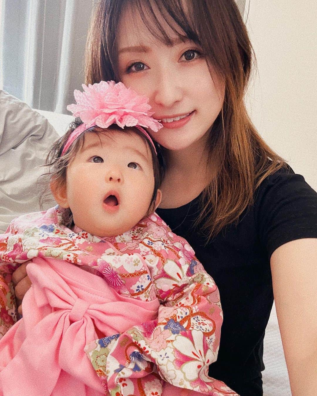 MIHO氏のインスタグラム：「いつぞやの自撮り💫💫  出産してからゆっくりメイクすることも出来なくなって 化粧の仕方も自撮りの撮り方も忘れた😂😂  昔を思い返し、懐かしい気持ちになりつつ 日々すくすく成長していく娘を見ては、 まぁこれはこれで幸せだなぁ〜と思う今日この頃です😌🫶  ．  #こういう幸せもあるのかーて #30年以上生きてて知らんかったこと #この世に生まれてまだ8ヶ月の人が #毎日たくさん教えてくれる #でもね #最近 #首の皮のうっすいとこ #めちゃくちゃな力でつねってくる #毎回ちぎれそうになる #指先の力えぐいて #首の皮のうっすいとこ #つねられると本気で痛いってこと #教えてくれてる今日この頃 #どんまいオブザイヤー」