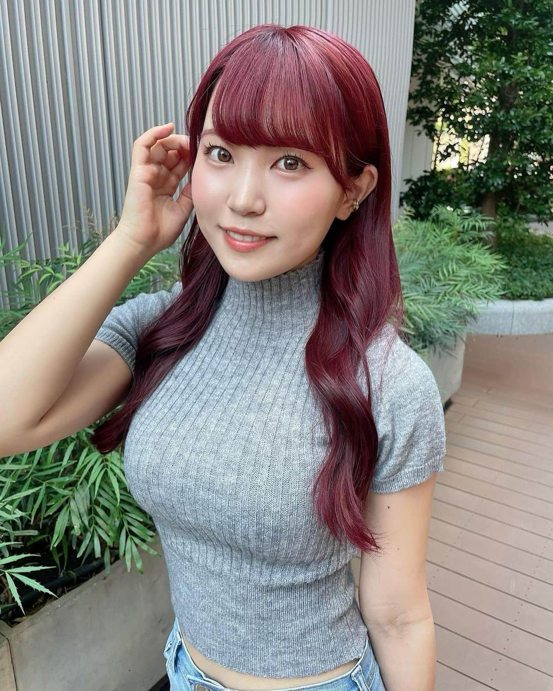 坂東遥のインスタグラム：「🍒💜  今までやったことない髪色 してみたくなって 赤毛のはるかになりました👩🏻‍🦰❤️‍🩹  ブリーチ無しでこんな綺麗に カラーできてびっくり、、！ 山戸さんありがとうございます🌙 @yamatoyu」