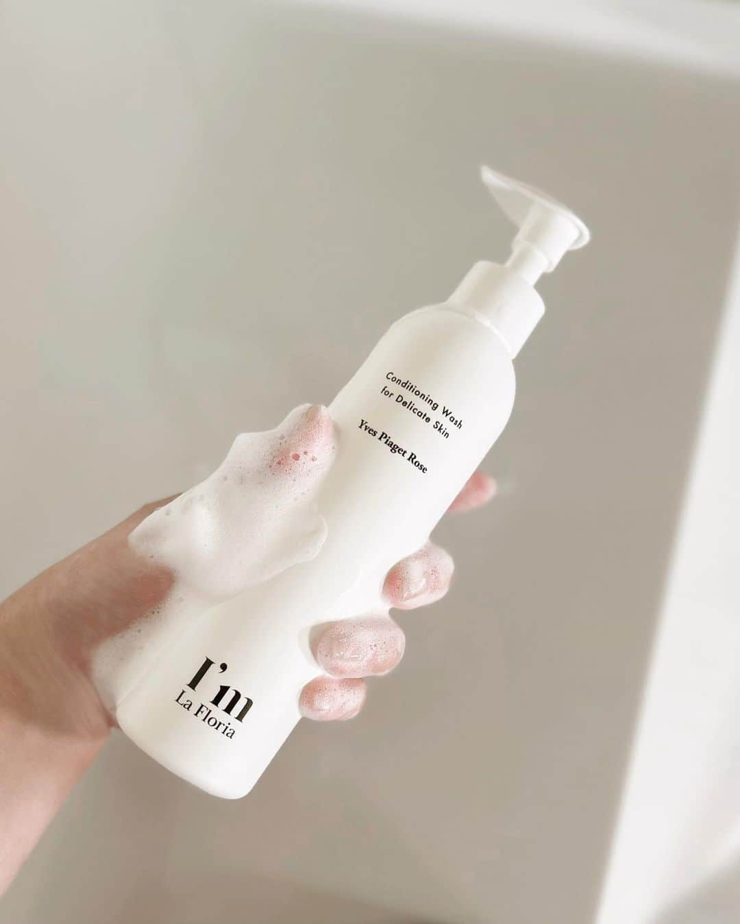 0510_nanaのインスタグラム：「❥ ❥ ❥body care  昔と比べると近年注目されているデリケートゾーンのケア。  それでもまだまだ定着していない気がする。  デリケートゾーンってまぶたよりも皮膚が薄いんだって。 だから繊細でトラブルも起きやすい。  だから髪や顔と同じように専用ケアしたいよね。  @im_official.jp  アイム ラフロリア デリケートボディウォッシュ  これ、デリケートゾーン専用じゃなくて全身使える弱酸性のボディウォッシュなの。  私が今まで使っていたものは専用で面倒に感じていたから、これポイント高い。  優しい泡で洗いながら保湿もしてくれる。  ふわっと香るイヴピアッツェローズの香りが優雅な気分になるのもいい。  今までの専用ウォッシュはなぜかヒリヒリ感じることがあったし、香りも無かったから、これなら続けられる。  蒸し暑い日が続く今の季節や、生理中の蒸れでの不快感や気になるニオイにも心強い。  クーポンコード【INSTA235】入力でデリケートボディウォッシュが５％OFF になるよ！ （一人につき１回限り。定期は初回のみ有効。）  ※キャンペーンは予期なく終了する可能性あり  まだケアしてない人、一緒に始めよ！  #pr #アイムラフロリア #アイムラフロリア試してみた #ボディソープ #ボディウォッシュ」