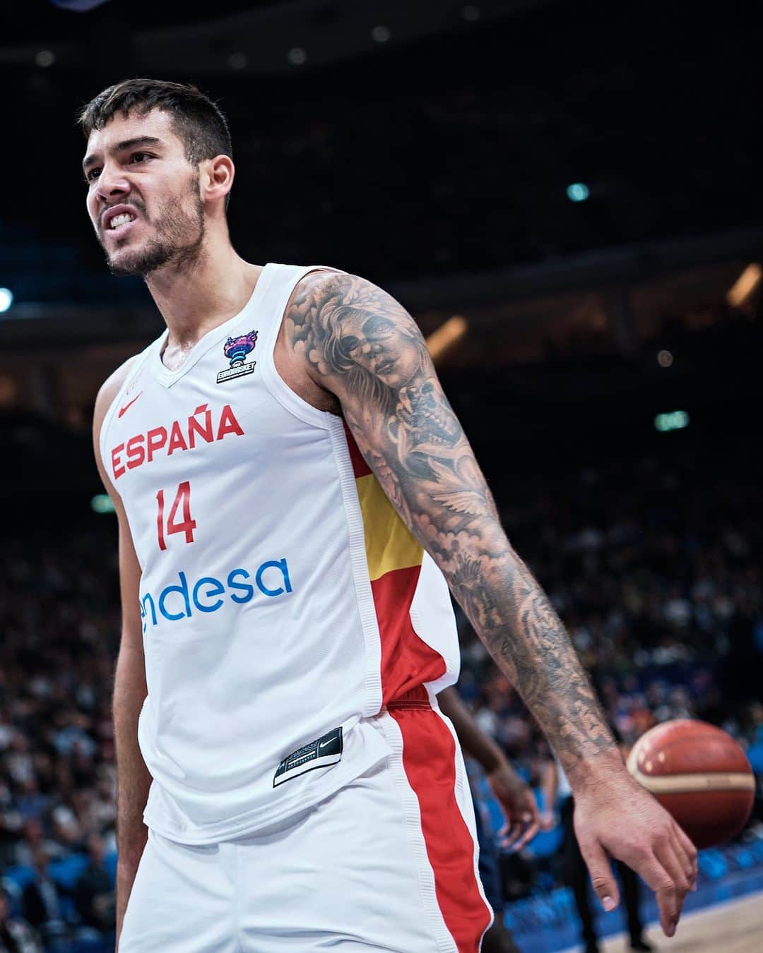 FIBAさんのインスタグラム写真 - (FIBAInstagram)「MVP is back in Europe 🌍✨  Ready for it, Barca fans? 🤔  @eurobasket」7月13日 21時29分 - fiba