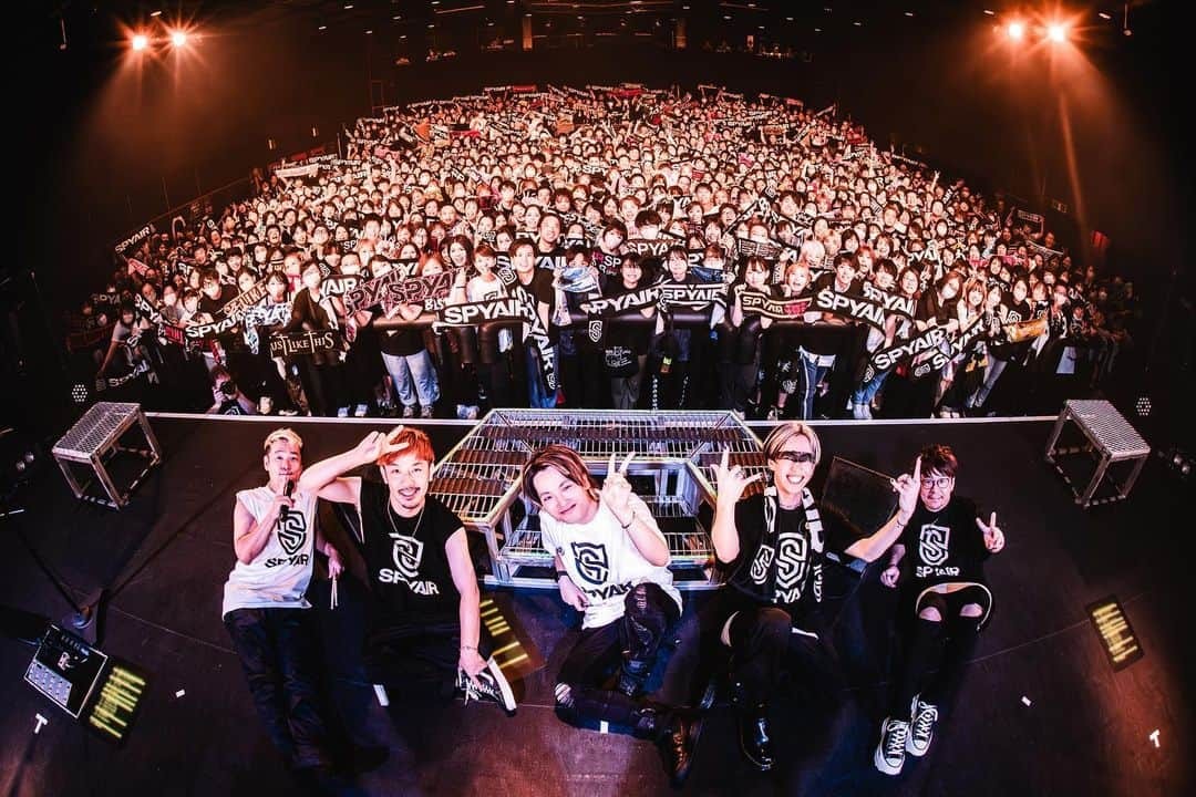 MOMIKENのインスタグラム：「新生 SPYAIRで初のライブ！！ そして、2019年ぶりの皆んなの歓声！！  全てが最高でした！！  俺たちを信じて応援し続けてくれた人達に感謝してます！！  その人達の為にも俺たちが最高だ！という事を証明し続けます！！  今日は本当にありがとう！！  @_yosuke_spyair_  @uzspyair  @kentaspyair  #spyair#momiken#名古屋#ダイヤモンドホール#airgate」