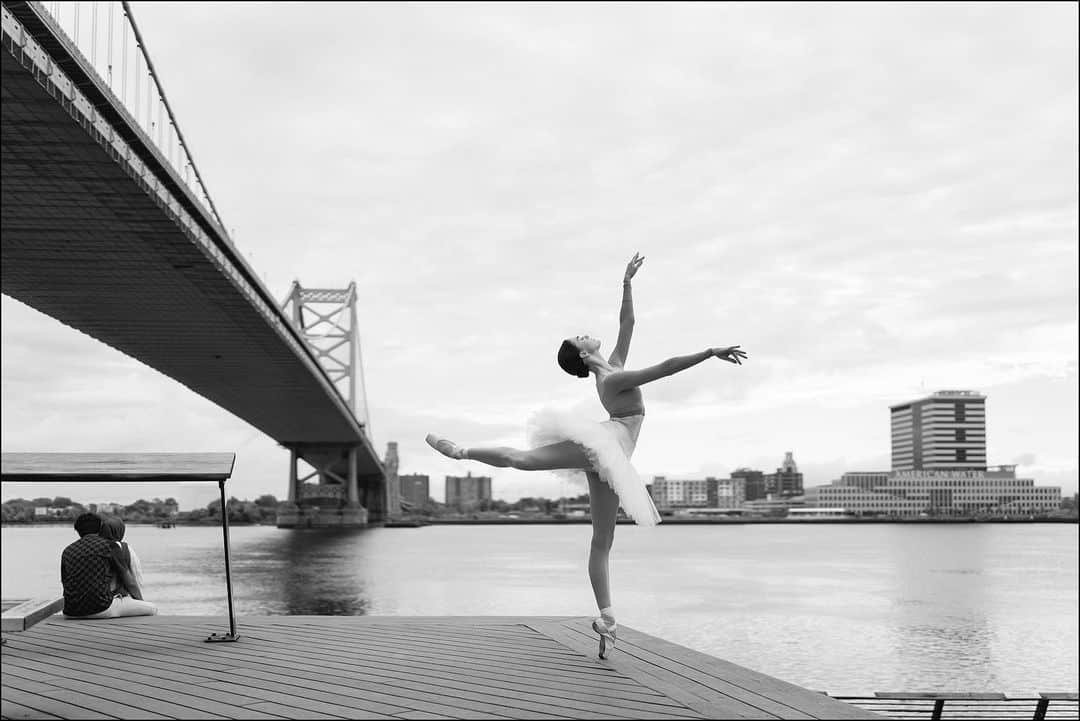 ballerina projectのインスタグラム：「𝐒𝐲𝐝𝐧𝐞𝐲 𝐃𝐨𝐥𝐚𝐧 in Philadelphia.   @sydney_dolan_ballet #sydneydolan #ballerinaproject #benfranklinbridge #philadelphia #ballerina #ballet #wolford #hosiery   Ballerina Project 𝗹𝗮𝗿𝗴𝗲 𝗳𝗼𝗿𝗺𝗮𝘁 𝗹𝗶𝗺𝗶𝘁𝗲𝗱 𝗲𝗱𝘁𝗶𝗼𝗻 𝗽𝗿𝗶𝗻𝘁𝘀 and 𝗜𝗻𝘀𝘁𝗮𝘅 𝗰𝗼𝗹𝗹𝗲𝗰𝘁𝗶𝗼𝗻𝘀 on sale in our Etsy store. Link is located in our bio.  𝙎𝙪𝙗𝙨𝙘𝙧𝙞𝙗𝙚 to the 𝐁𝐚𝐥𝐥𝐞𝐫𝐢𝐧𝐚 𝐏𝐫𝐨𝐣𝐞𝐜𝐭 on Instagram to have access to exclusive and never seen before content. 🩰」
