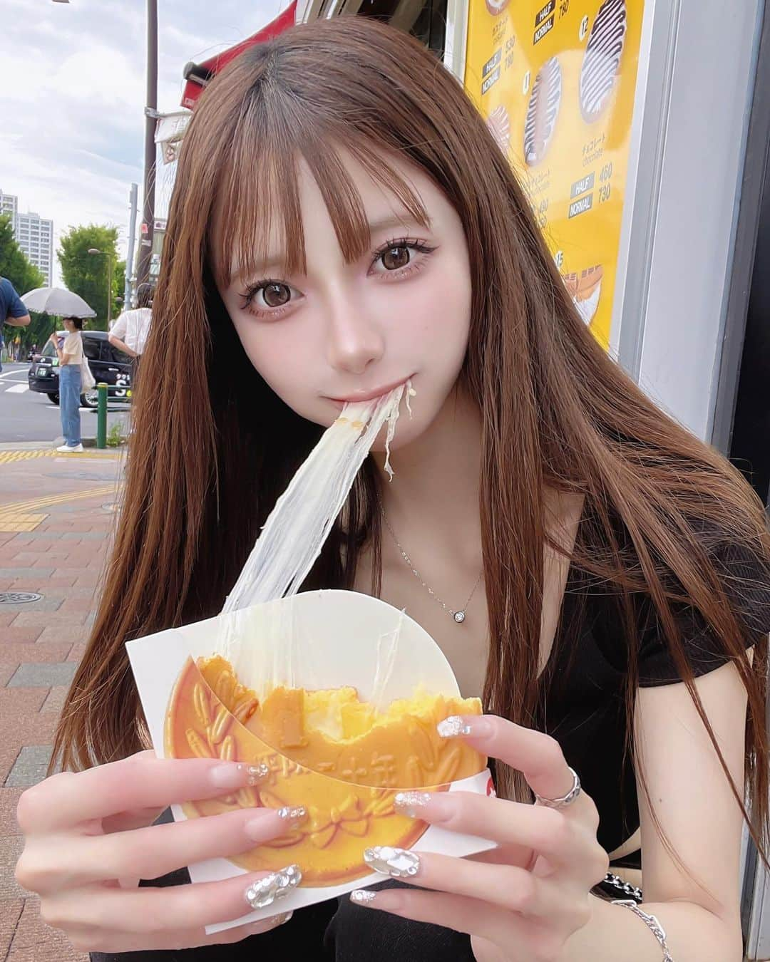 あやちゃんさんのインスタグラム写真 - (あやちゃんInstagram)「10円パン☻ グラマーのくせにたべてなかった！  めちゃ伸びたー✨🥺  #10円パン #新大久保グルメ #新大久保 #新大久保食べ歩き #新大久保カフェ #新大久保スイーツ #新宿グルメ #新宿 #新宿カフェ #韓国グルメ #ストレートヘア #グルメ女子」7月13日 21時31分 - aya.you.love.r