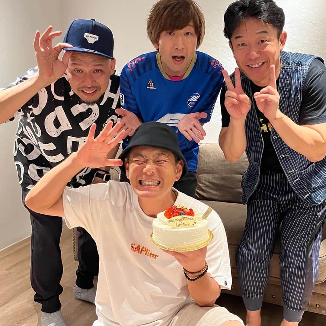 大江健次さんのインスタグラム写真 - (大江健次Instagram)「遠藤さん誕生日おめでとう御座います🎂 明日のホホホイサンデーでお祝いしてます🥂 まえばしCITYエフエム9:00-10:00チェケ🔥  遠藤さんと同じく7月13日は... ダイノジ大地a.k.a豊満乃風デブ旦那a.k.a博多の暴れダルマこと 大地洋輔大先生の お誕生日で御座います👏 来週の月曜日、横浜1000CLUB THE ERA JAPANでお会いできるの楽しみす🔥  遠藤さん52歳、大地さん51歳💫 芸人のパイセンでもあり人生のパイセン いつも背中見させて頂いてます🔥🔥  おめでとう御座います㊗️  夏なので豊満乃風、集まりたいすね🐖🔥  #こりゃめでてーな #mckj #豊満乃風 #誕生日 #遠藤さん #大地さん #紗理奈さんも本日 #北斗晶さんも本日 #関口宏さんも本日 #ハリソンフォードも本日 #ヒェ」7月13日 21時31分 - mckj_hagestagram