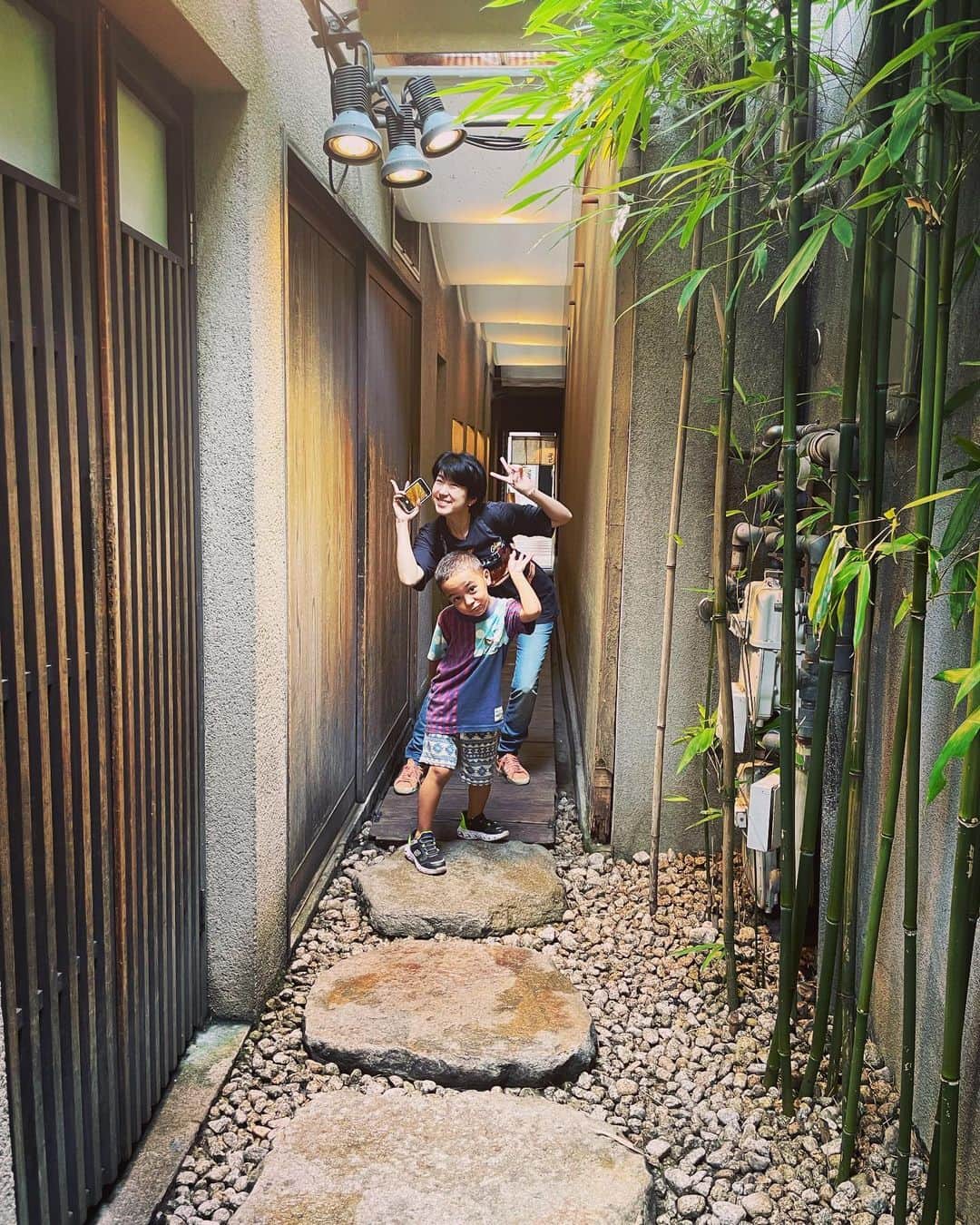 MARUのインスタグラム：「久しぶりに息子を連れて神戸に帰省 ついでに京都でロンロンとランチ １５年ぶりくらいにかつくらに  うんまー  美味しすぎて食べ物の写真はなし！  京都も半分以上が観光客じゃん！！  それにしても お子様ランチだけで収まらない 息子の食欲が 料理追加、更には、 ロンロンのトンカツまで搾取。  食費に追いやられてます  やっぱりお菓子食べさせてから 外食行くべきなのかな？w  まぁしかし、 四歳児との旅は クタクタ。  さて、本日はマリーン ブルーノート公演です」