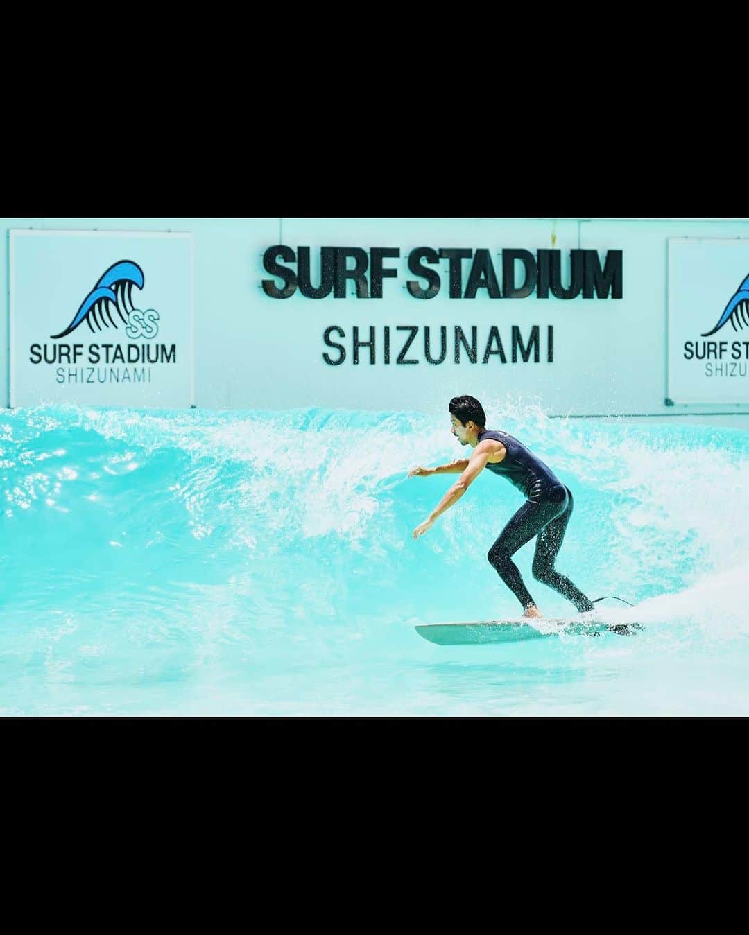 幸太さんのインスタグラム写真 - (幸太Instagram)「@i.w.harperjapan presents  SURF & TURF  vol3  ”競い合うのではなく“自己最高”を目指す”  遂に参加して来ました‼️ 過去2回アフターパーティーだけ参加させて頂いてたイベント😅  2023年7月3日（月）波の日に 日本初の大型サーフィンプール「静波サーフスタジアム  PerfectSwellR」と「相良カントリー倶楽部」にて開催され  自身初のウェーブプール🌊 自身初のゴルフコンペ⛳️  もうねぇ〜、本当に大丈夫なのオレ…⁉️と心配でイッパイでしたが  新しい基準でジャッジする このイベントは、 サーフィンもゴルフもめっちゃ楽しかったです😁  勿論それも、 一緒にゴルフを回ってくれたメンバー🏌️(1〜3枚)  一緒に波を楽しんだメンバーのおかげなんですが(4〜6枚)  I.W.HARPER SURF&TURFは、「I’M HARPER 自己満足に、生きる。」  のブランドメッセージの下 ゴルフも波乗りも、自分との闘いとして自己満で楽しませて貰いました‼️  イベント終了後は、 しっかりI.W.ハーパーソーダを片手に、お肉や海鮮のBBQを楽しんだしね。(7〜9枚目)  詳しい詳細は、後日 @blue.mag のwebでもお披露目しますので楽しみに待っててね🤙  今回のイベントのおかげで 苦手意識が大分無くなったので これからもsurf&turfを存分に楽しみたいと思います。  special thanks @i.w.harperjapan @rosasen_jp @perfectswell.shizunami  @相良カントリー倶楽部 @ryoji830  @noosafari  @blue.mag  @takashi_watanabe_photography   #IWハーパー #iwharper #自己満足に生きる #diageojapan #DRINKiQ #バーボン #ウイスキー #ハーパージュレップ #ミントジュレップ #ハーパーソーダ #ハイボール #バーボンソーダ #surfandturf #PerfectSwell #rosasen #相良カントリー倶楽部」7月14日 8時24分 - kotawave