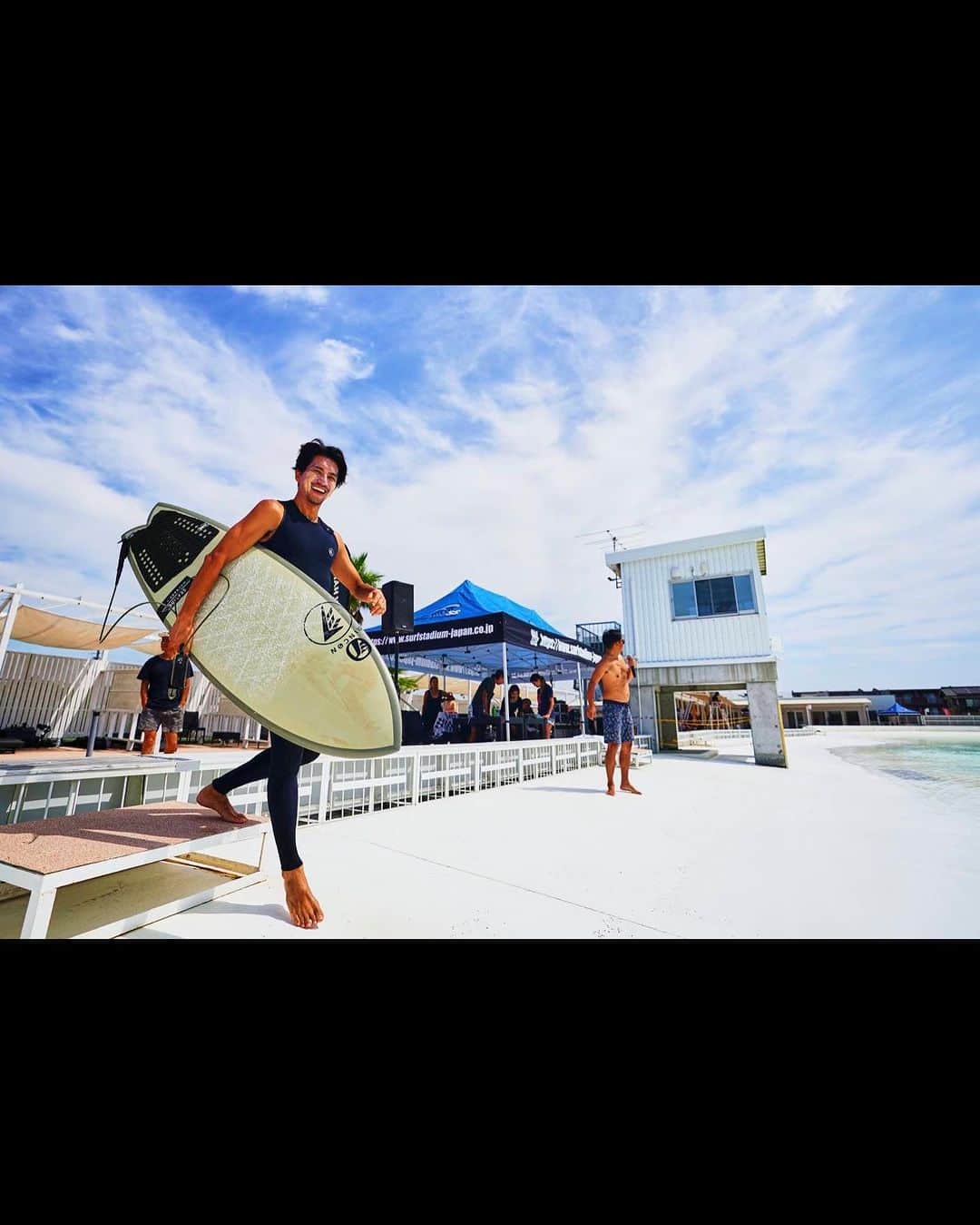 幸太さんのインスタグラム写真 - (幸太Instagram)「@i.w.harperjapan presents  SURF & TURF  vol3  ”競い合うのではなく“自己最高”を目指す”  遂に参加して来ました‼️ 過去2回アフターパーティーだけ参加させて頂いてたイベント😅  2023年7月3日（月）波の日に 日本初の大型サーフィンプール「静波サーフスタジアム  PerfectSwellR」と「相良カントリー倶楽部」にて開催され  自身初のウェーブプール🌊 自身初のゴルフコンペ⛳️  もうねぇ〜、本当に大丈夫なのオレ…⁉️と心配でイッパイでしたが  新しい基準でジャッジする このイベントは、 サーフィンもゴルフもめっちゃ楽しかったです😁  勿論それも、 一緒にゴルフを回ってくれたメンバー🏌️(1〜3枚)  一緒に波を楽しんだメンバーのおかげなんですが(4〜6枚)  I.W.HARPER SURF&TURFは、「I’M HARPER 自己満足に、生きる。」  のブランドメッセージの下 ゴルフも波乗りも、自分との闘いとして自己満で楽しませて貰いました‼️  イベント終了後は、 しっかりI.W.ハーパーソーダを片手に、お肉や海鮮のBBQを楽しんだしね。(7〜9枚目)  詳しい詳細は、後日 @blue.mag のwebでもお披露目しますので楽しみに待っててね🤙  今回のイベントのおかげで 苦手意識が大分無くなったので これからもsurf&turfを存分に楽しみたいと思います。  special thanks @i.w.harperjapan @rosasen_jp @perfectswell.shizunami  @相良カントリー倶楽部 @ryoji830  @noosafari  @blue.mag  @takashi_watanabe_photography   #IWハーパー #iwharper #自己満足に生きる #diageojapan #DRINKiQ #バーボン #ウイスキー #ハーパージュレップ #ミントジュレップ #ハーパーソーダ #ハイボール #バーボンソーダ #surfandturf #PerfectSwell #rosasen #相良カントリー倶楽部」7月14日 8時24分 - kotawave