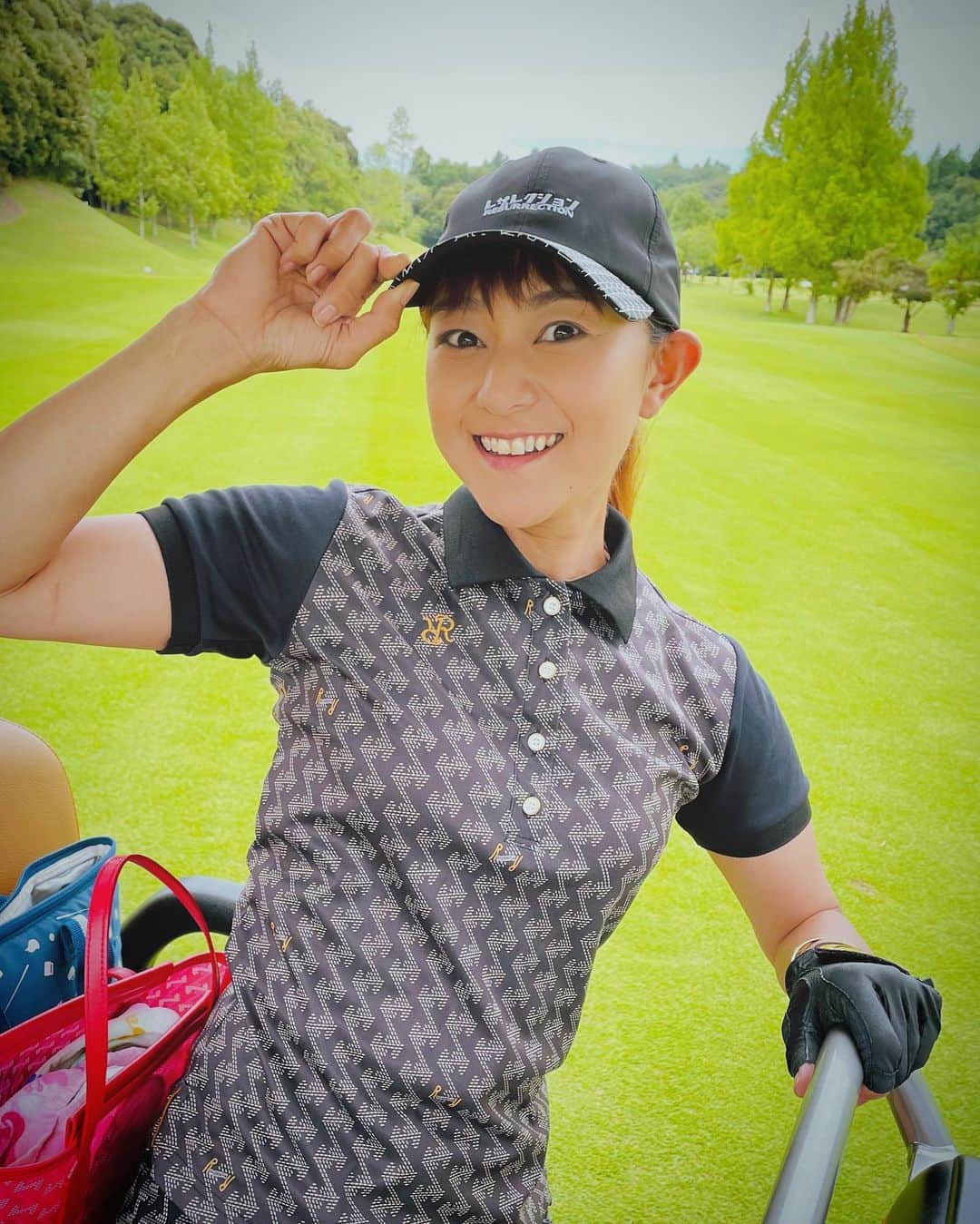 石黒彩のインスタグラム：「レザレクション大好き❤  シンプルだけど 機能性高くて、可愛くて最高😀  #ゴルフ #レザレクション #ゴルフ女子 #PGM」