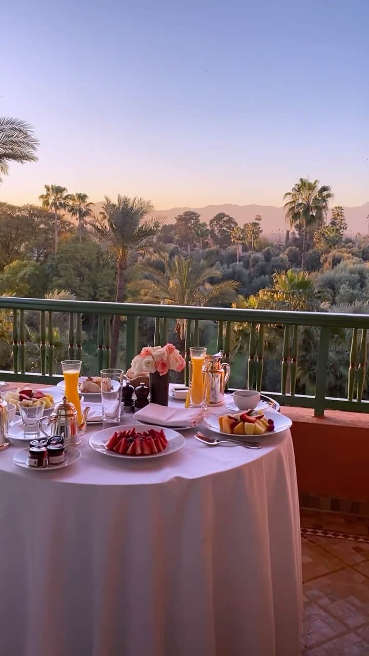 BEAUTIFUL HOTELSのインスタグラム：「@500kmtoparis invites us to experience the ultimate breakfast indulgence at the enchanting La Mamounia hotel in Marrakech, Morocco! 🌅  Immerse yourself in the magic of the Medina’s narrow streets, and step into a world of Moroccan craftsmanship and contemporary luxury. ✨ Picture yourself sipping coffee, surrounded by palm trees, and witnessing the mesmerizing sunrise. ☕️   Who would you love to share this breathtaking moment with? 🌴   📽 @500kmtoparis 📍 @lamamouniamarrakech, Marrakesh, Morocco 🎶 Mulatu Astatke - Tezeta」
