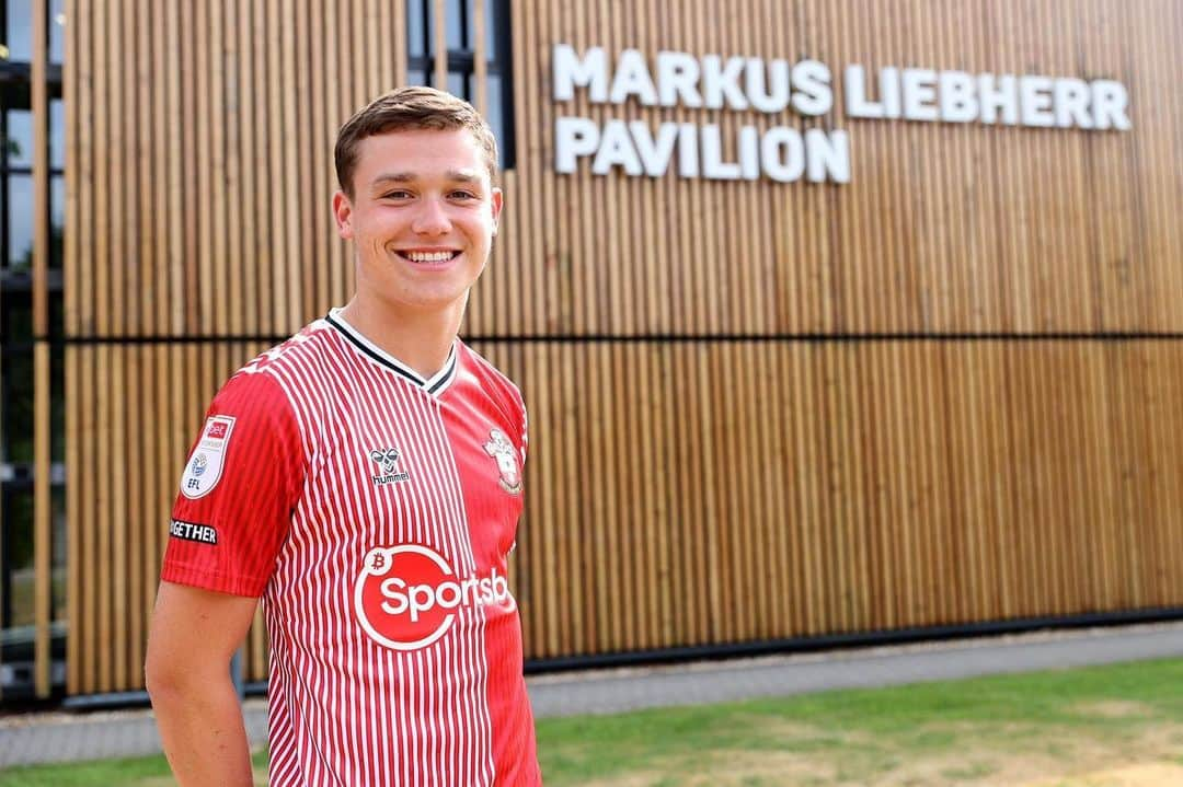 ケルビン・デイビスのインスタグラム：「Well this is a nice photo😍….So much Focus, Commitment and Hard Work to arrive to this moment. Congratulations @sonniedavis1 🔴⚪️ @southamptonfc @saints_foundation @saints_.designs @saintsfchub @thesaintcentre #saintsfc」