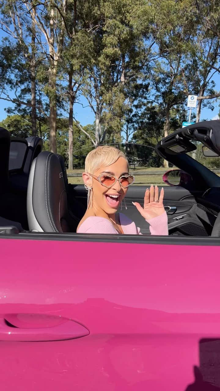 エリー・ゴンサルヴェスのインスタグラム：「Forget @followcaio 😜, a Porsche is a girls best friend. 💕🫶🏼 Fuelling our pink dreams with revved engines and @porschecentregc. Honored to empower and celebrate women on our unforgettable drive day with this incredible line up and some very special women.. 🤍💕 #WomenWithDrive #PorscheCentreGC #PorscheWoman #PorschePartner #PaidPartnership #PCGCDriveDay」