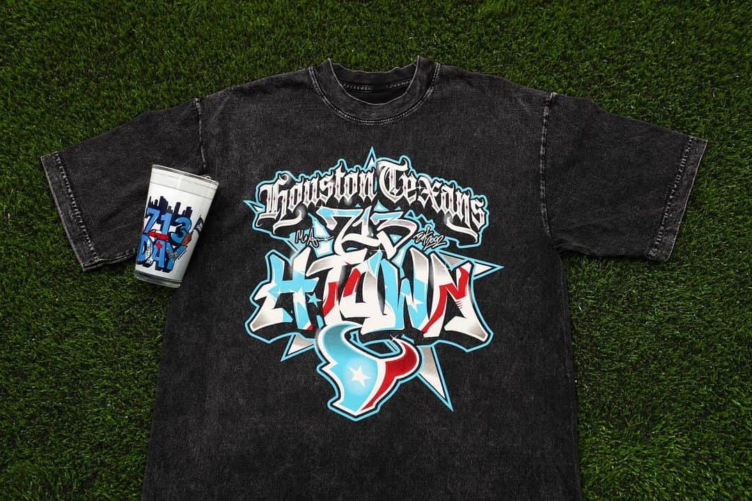 ヒューストン・テキサンズのインスタグラム：「Continuing the celebration of 713 Day with a giveaway 👀  Drop your favorite thing about H-Town for a chance to win ⬇️」