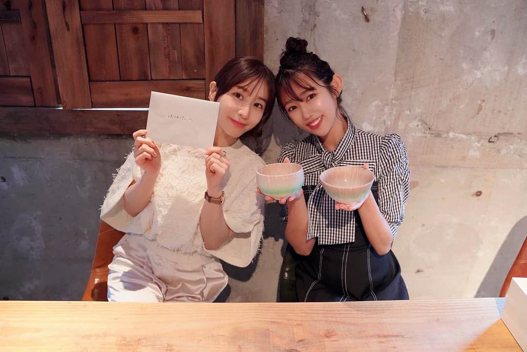 堀江聖夏のインスタグラム：「⌇本日、誕生日を迎えました🎂♡ ⁡ 30歳の節目に、みな実さんに お祝いしていただきました。 ⁡ ひるキュン💓でみな実さんと お会いしてから早7年。 ⁡ 今でも変わらぬ愛を捧いで下さり、 ほりえってぃへ。とお手紙まで🥲 ⁡ 今年で芸能界のお仕事を始めて20年目。 ⁡ いろんな場面で 自分の立ち位置ってなんだ？ 求められていることって？ と四苦八苦していた20代前半。 ⁡ 番組でお会いするプロデューサーさんに 「これって大丈夫でしたか？」 「こうした方がよかったかな？」と聞いてみたりと、 ぐるぐる尻尾を追いかける犬のように毎日回っていました。 ⁡  そんな時、みな実さんに 「これってどう思いますか？」と 尋ねたことがあったのですが、 　 「ほりえってぃがやりたいようにそのまんまでいいよ」と。 ⁡ 「ただその場に応じた一言を"あなたらしく"発することに心がけてみてね」と、愛のある言葉も添えて。 ⁡ その言葉を支えに、自分がやりたい！ と思うことをやれるようになり、 ⁡ (当時は毎日オーバーオールを着て ホワイトボードに即興で特技の絵を描いていく スタイルが生まれました。今、絵を即興で 描けるようになったのは、これがあったから。) ⁡ ⁡ 30歳になった今、私は ⁡ 「自分らしくありのままでいられる場所を作っていきたい」 ⁡ と今の仕事をしながら、 人が生まれてきて最初に個性が培われる 幼児教育に関心が芽生え モンテッソーリ教育を学び、 子どもたちの個性を大切にできる場所を つくれる人になりたいと決めました。 ⁡ …自分事を長々と失礼しました😳 ⁡ ⁡ さて、30代。種をまいて これからは、毎日水を浴びるように 頑張っていきたいと思います。 (浴びすぎ注意！) ⁡ ⁡ 産んで育ててくれた母。 毎年0:00ぴったりにおめでとうと 連絡してくれる祖母。 お日様のようにあったかい皆様に 感謝です！ありがとうございます…！！！ ⁡ ⁡ そして、、今日は！ 生誕祭を行います！お暑い中、 遠くまで足を運んでいただきまして ありがとうございます🌈 ⁡ 一人一人に感謝の想いを込めて。 お会いできるのを楽しみにしています！  最後の写真は母からもらったお手紙💌 ⁡ ⁡ ________________________________  #誕生日 #birthday #器 #教育 #モンテッソーリ教育 #感謝をこめて」