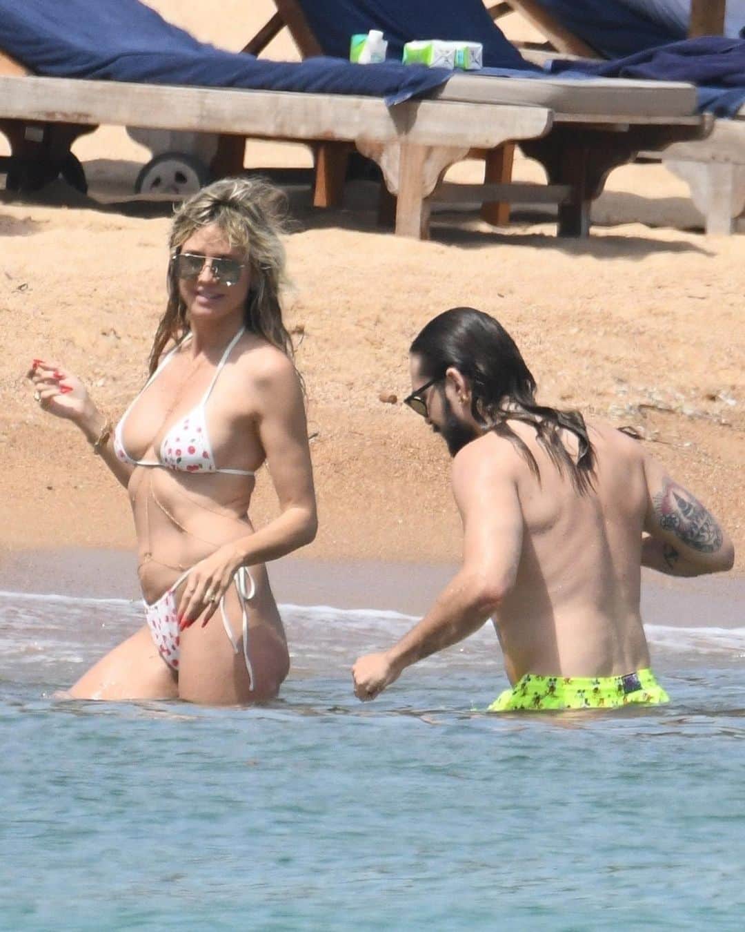 Just Jaredさんのインスタグラム写真 - (Just JaredInstagram)「Heidi Klum and her husband Tom Kaulitz were seen soaking up the sun during a beach day in Sardinia. Check out even more pics on our site! #HeidiKlum #TomKaulitz Photos: Backgrid」7月14日 7時15分 - justjared