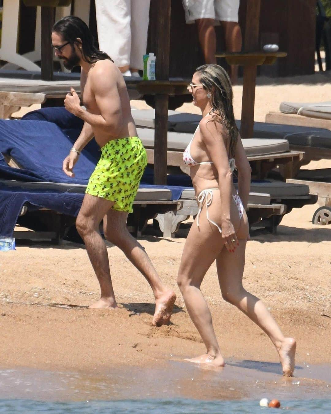 Just Jaredさんのインスタグラム写真 - (Just JaredInstagram)「Heidi Klum and her husband Tom Kaulitz were seen soaking up the sun during a beach day in Sardinia. Check out even more pics on our site! #HeidiKlum #TomKaulitz Photos: Backgrid」7月14日 7時15分 - justjared