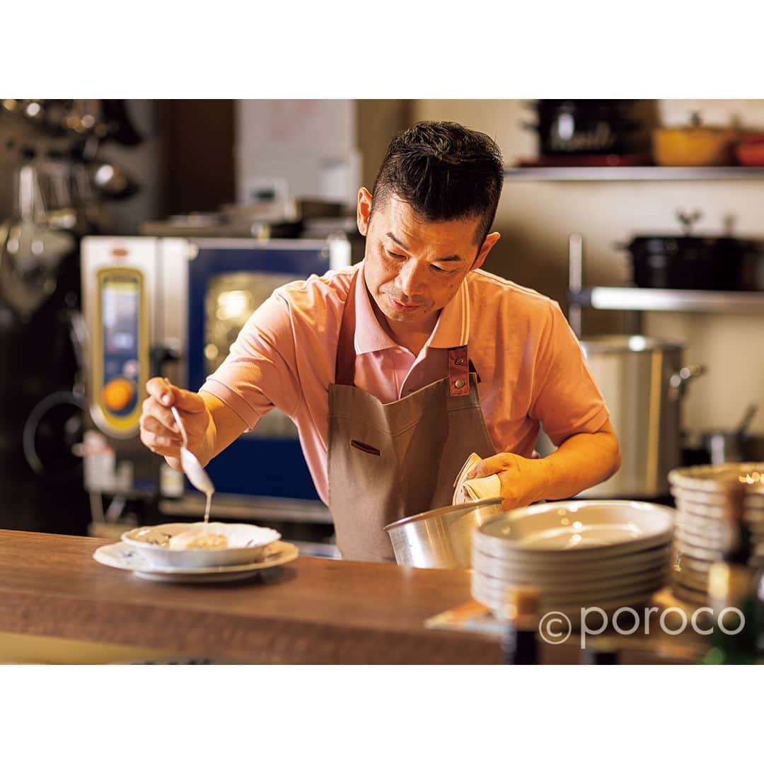 poroco（ポロコ）さんのインスタグラム写真 - (poroco（ポロコ）Instagram)「今年4月に狸小路にオープンした「フランス料理店 mondo」は、もと「ミクニ サッポロ」の料理長だった小川主水シェフのフランス料理店です🍽✨  poroco7月号掲載、今月紹介したい「美食訪問　今月のひと皿」は「時鮭のスフレ仕立て リースリングソース」。スフレの旨味に、脂ののった時鮭とソースのさわやかさが絶妙なアクセントで、ワインにぴったりな一品です🥂✨  詳細記事はporoco本誌または、WEBサイトでチェックしてくださいね。 https://www.poroco.co.jp/newsreport/2260/ ストーリーズorハイライトからリンクしています。  ---------------------- フランス料理店 mondo モンド TEL：090-1296-9545 住所：札幌市中央区南1条西9丁目1-2 第2北海ビルB1  営業時間：L11:30～14:30 L.O.13:00、D18:00～22:00 L.O.19:30 定休日：不定 席数：16席（禁煙） 駐車場：なし 予約：Dは当日14：00までに要 サービス税：Dのみ10％ 予約：応相談 @mondo.sapporo  ----------------------  photo by Asako Yoshikawa （@cocoonphotographs ）  #フランス料理店mondo #mondo #モンド #札幌フレンチ #札幌グルメ #札幌ランチ #札幌ディナー #札幌美食店 #時鮭 #時鮭のスフレ仕立て #リースリングソース #ホタテのすり身 #電車通り沿い #札幌 #ミクニサッポロ #オテルドゥミクニ #小川主水シェフ #sapporo #poroco  #sapporo」7月14日 7時30分 - poroco_magazine