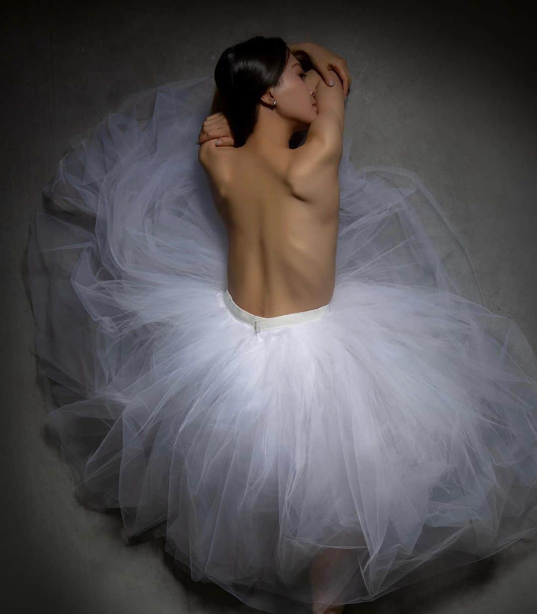 倉永美沙のインスタグラム：「Moonlight 🌙 📷 @vandyphotography   月明かり　  #moon #moonlight #photoshoot #ballet #tutu #ballerina #ballerinalife #写真　#撮影　#バレエ　#バレリーナ」