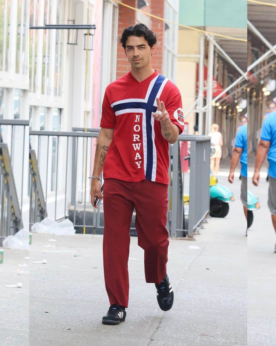 Just Jaredさんのインスタグラム写真 - (Just JaredInstagram)「Joe Jonas reps Norway's soccer team ahead of the 20223 Women's World Cup while out in New York City today. We've got more pics of the hitmaker over at JustJared.com! #JoeJonas Photos: Backgrid」7月14日 7時31分 - justjared