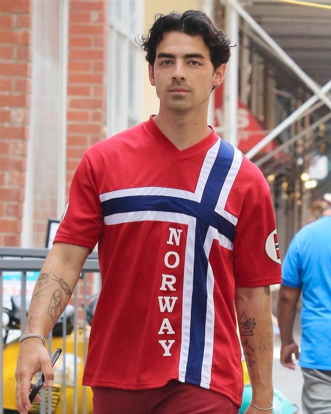 Just Jaredさんのインスタグラム写真 - (Just JaredInstagram)「Joe Jonas reps Norway's soccer team ahead of the 20223 Women's World Cup while out in New York City today. We've got more pics of the hitmaker over at JustJared.com! #JoeJonas Photos: Backgrid」7月14日 7時31分 - justjared