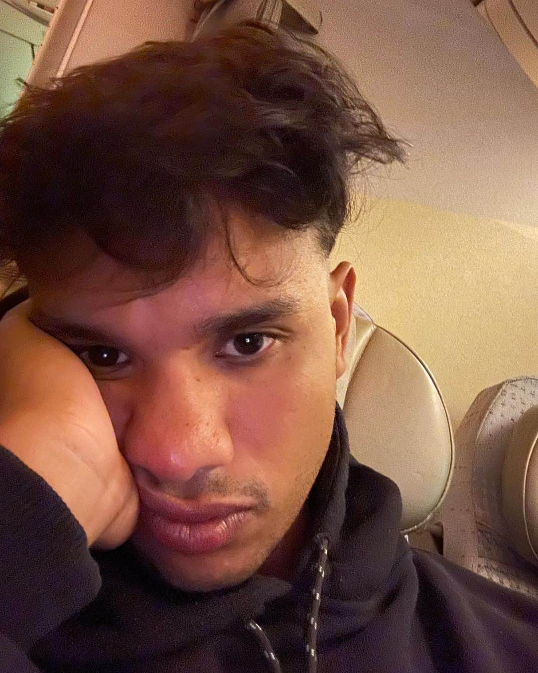 ルアン・オッテンのインスタグラム：「De longe eu sou remédio, perto sou ferida…」