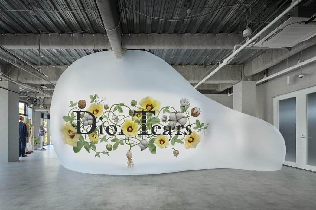 東信さんのインスタグラム写真 - (東信Instagram)「DIOR TEARS  You can get special digi-bouquets only for Dior Tears pop-up! created by our team @amfc_metaflorist  Dior Tears Tokyo pop-up  Location : 6-35-6, Jingumae, Shibuya-ku, Tokyo Date : 12-30 July, 2023  Time : 11:00-20:00  @dior #azumamakoto  #amkk #dior #diortears #amfcmetaflorist #tokyo」7月14日 7時41分 - azumamakoto