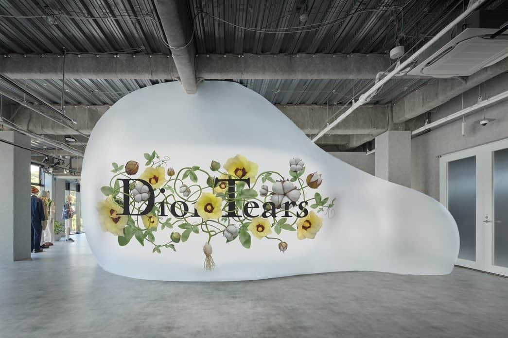 東信のインスタグラム：「DIOR TEARS  You can get special digi-bouquets only for Dior Tears pop-up! created by our team @amfc_metaflorist  Dior Tears Tokyo pop-up  Location : 6-35-6, Jingumae, Shibuya-ku, Tokyo Date : 12-30 July, 2023  Time : 11:00-20:00  @dior #azumamakoto  #amkk #dior #diortears #amfcmetaflorist #tokyo」