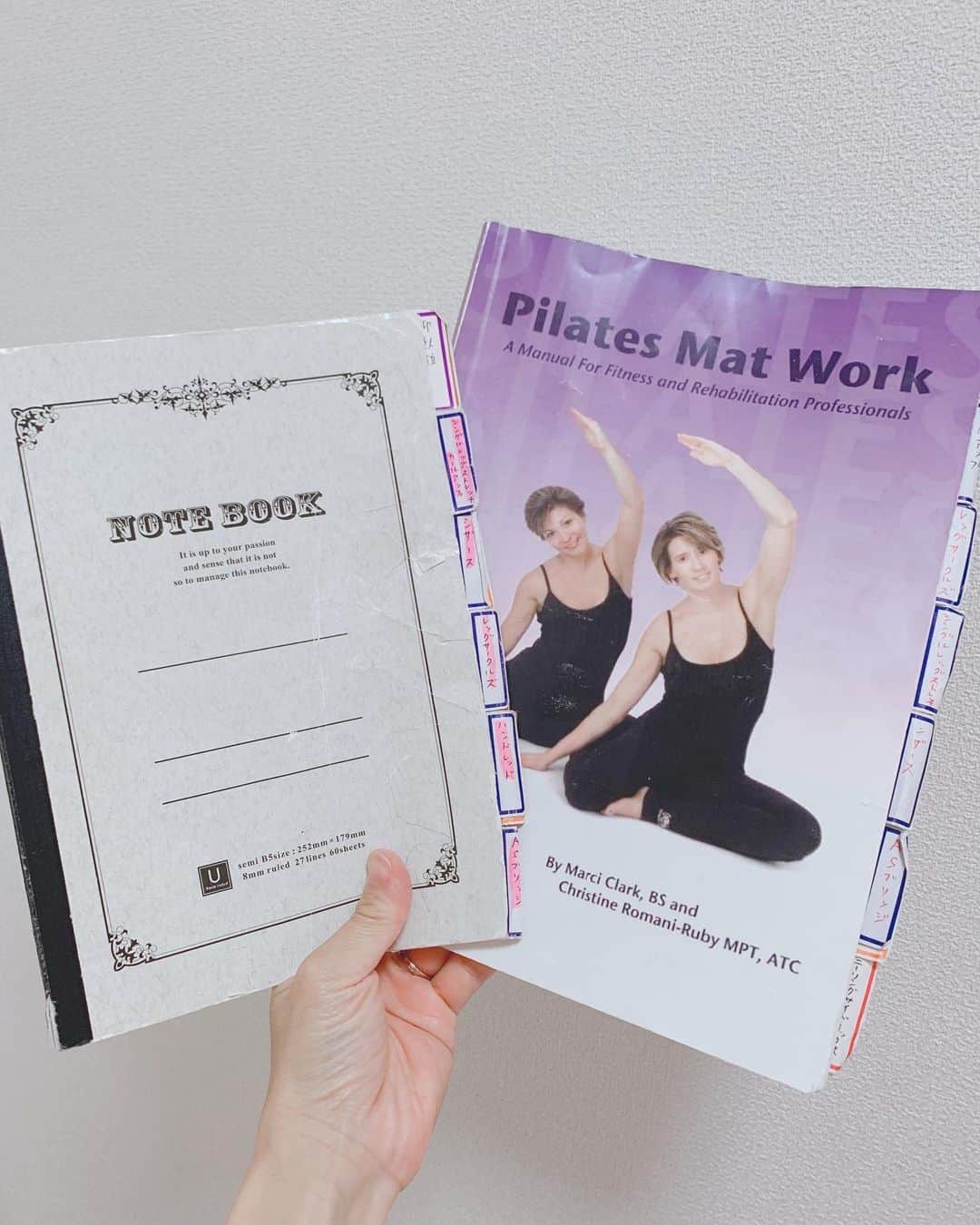 鈴木莉紗のインスタグラム：「PHIピラティスMATⅠ＆Ⅱはマシンピラティスをやる上でも基礎となる大切な内容だなぁ…と最近あらためて実感しています。  #年子育児 、家事と育児をしながらの勉強はなかなかハードでした。 とにかく隙間時間を見つけてはひたすら勉強したり、家族に子どもを見てもらいながら有料のコアワーキングスペースで勉強したり。 (時間単位でお金がかかるため 短時間でやるぞ！って集中してできます。笑)  わたしは自作の問題を作って、答えをひたすら紙に書き写し声に出して覚えるというやり方で試験対策をしていました。  受かるか否かめちゃくちゃ不安だったので、 試験前日マスタートレーナーの家合さんのレッスンを予約して マットエクササイズひとと通りやらせてもらい、疑問点はその場で解決しました。 修正エクササイズで危ういのが一個あったので、聞いておいて本当によかったです。 もし、試験が不安な方はぜひお試しください（笑）  必死にやったことが現在の糧になっているので本当によかったと思います✨  @phipilates_japan  #phiピラティス #マットピラティス #ピラティス #ピラティスインストラクター」