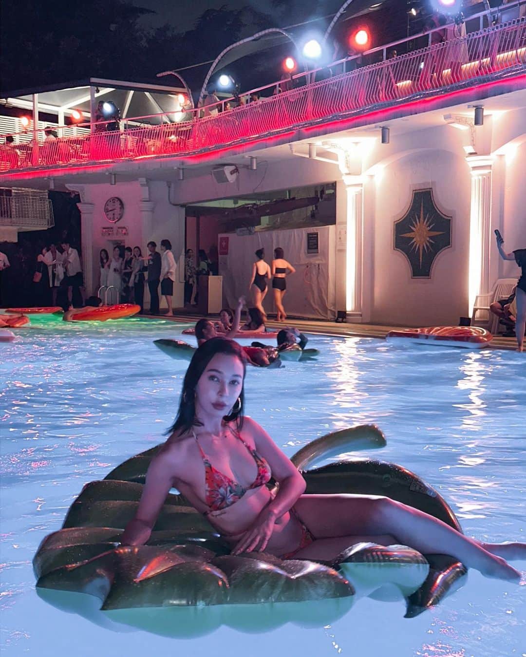 のインスタグラム：「今年初のナイトプール❤︎ 気持ちよかったー . . . #nightpool #newotani #ニューオータニ　#ナイトプール」