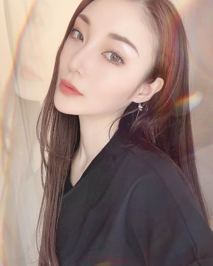 赤嶺紗羅のインスタグラム：「動画はマツパしたばっかりの時👀 @ciel.salon  　 ネイル💅は @salon_embellir_714  最近アシンメトリーがマイブーム🫡 　 @salon_brillante_8.8 で 初めてのLEDマツエク してもらったからまた載せよ〜🥳 　 そろそろホワイトニング🦷行かないと😳 美容大好きやけど終わりないから困る😒笑」