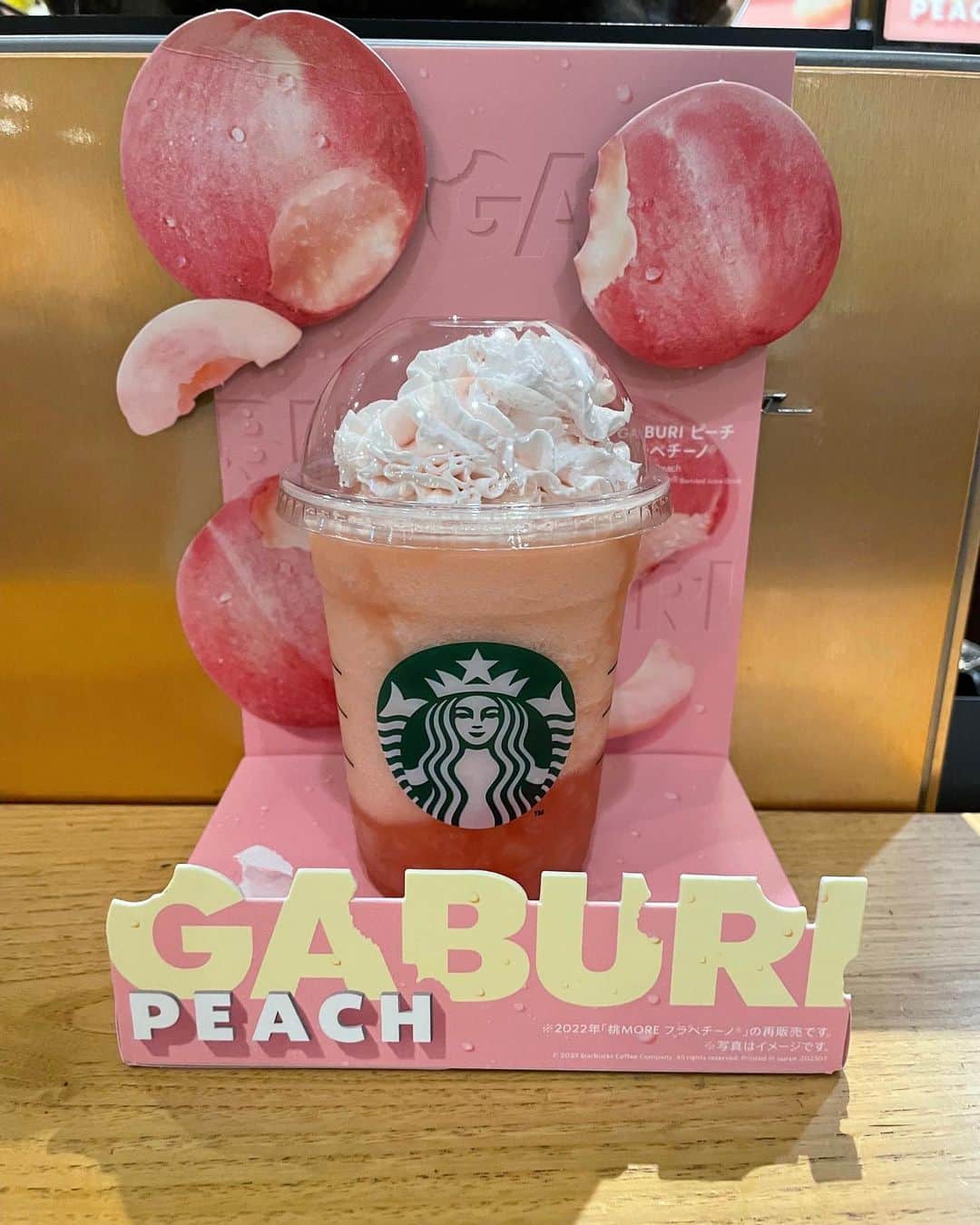 のインスタグラム：「新作の「GABURI ピーチ フラペチーノ」を飲む。果実がゴロゴロ入っててうまし！ オススメ度95  #starbucks  #フラペチーノ」
