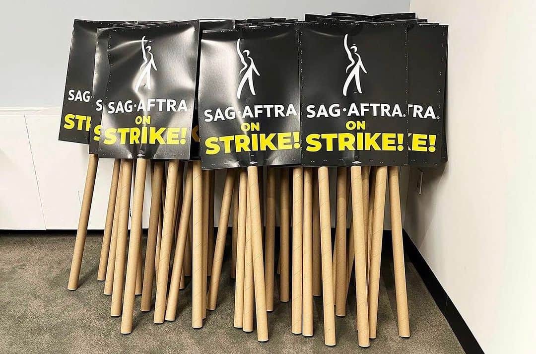 ダニエル・パナベイカーのインスタグラム：「Like many others, I was hoping @sagaftra would not call for a strike today. However I am proud to be a member of a union that stands up for its members in the fight for fair pay at this pivotal moment in our industry. Proud to be union strong. See you on the picket lines.  Photo via @sagaftra」