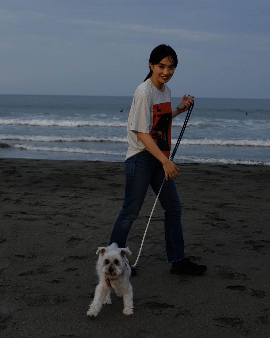 渡邉香織のインスタグラム：「撮影のお手伝いをちゃんと務めたロッティのご褒美は海。ぴょんぴょんしてた🐇  Photo: @kaikiyamanaka」