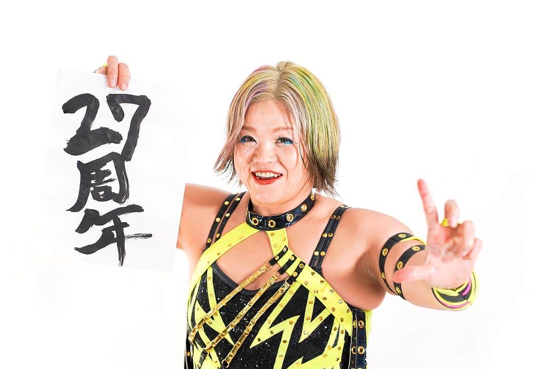 高橋奈苗のインスタグラム：「本日7月14日でプロレスデビュー27周年を迎えることができました✨  これもひとえに周りの全ての皆様のおかげでございます💫  1996年7月14日、全日本女子プロレス後楽園ホール大会、vs中西百重戦　15分ドロー　 から始まった私のプロレス人生は波瀾万丈過ぎる充実度であります。  大好きな女子プロレスへのパッションと闘志を武器にこれからも伝え、熱く闘っていきます🔥  本日から初の中国遠征🇨🇳 Sareeeと闘ってきます。  27年目のはじまりがどんな旅になるだろうかとワクワクしながら行ってきます‼️  🏝️🏝️🏝️🏝️ 通販ショップPASSION SHOPで27th 記念ポートレート、Tシャツの受注受付中です！ よければ覗いてみてね🫶  通販ショップ➡︎ https://jungarian.thebase.in/  #プロレス #高橋奈七永  #ナナエ #パッション #passion #女子プロレス #人間国宝 #japan #nanaetakahashi」